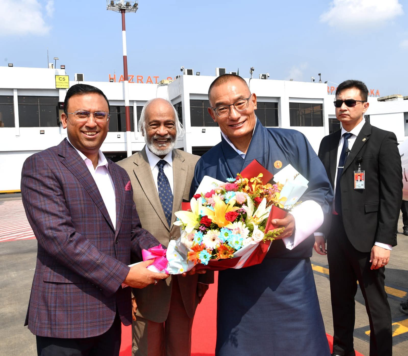 ভুটানের প্রধানমন্ত্রীকে ঢাকায় স্বাগত জানালেন এলজিআরডি মন্ত্রী