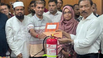 শারদীয় দুর্গাপূজার নিরাপত্তায় ৩৮টি পূজামণ্ডপে অগ্নিনির্বাপণ যন্ত্র বিতরণ