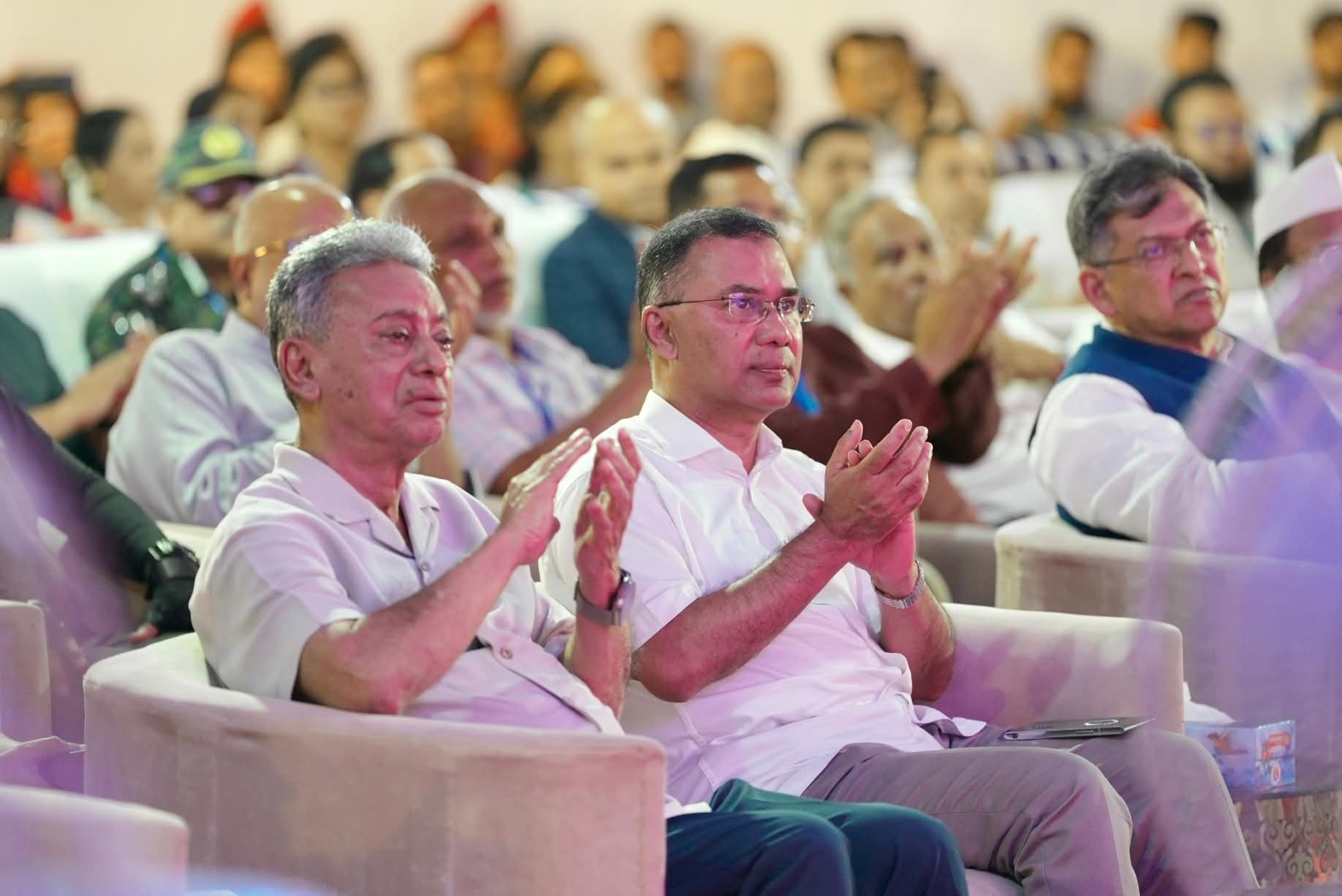 শারদীয় দুর্গাপূজা উপলক্ষ্যে আজ মঙ্গলবার (২০ অক্টোবর ২০২৬) রাতে চট্টগ্রাম মহানগরীর রহমতগঞ্জ জে. এম. সেন হল পূজামণ্ডপ পরিদর্শন ও সনাতন ধর্মাবলম্বীদের সঙ্গে মতবিনিময় করেন গণপ্রজাতন্ত্রী বাংলাদেশ সরকারের মাননীয় প্রধানমন্ত্রী তারেক রহমান