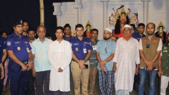 শারদীয় দুর্গাপূজার মহানবমীতে নোয়াখালী জেলা পুলিশের নিরাপত্তা তদারকি ও শুভেচ্ছা বিনিময়