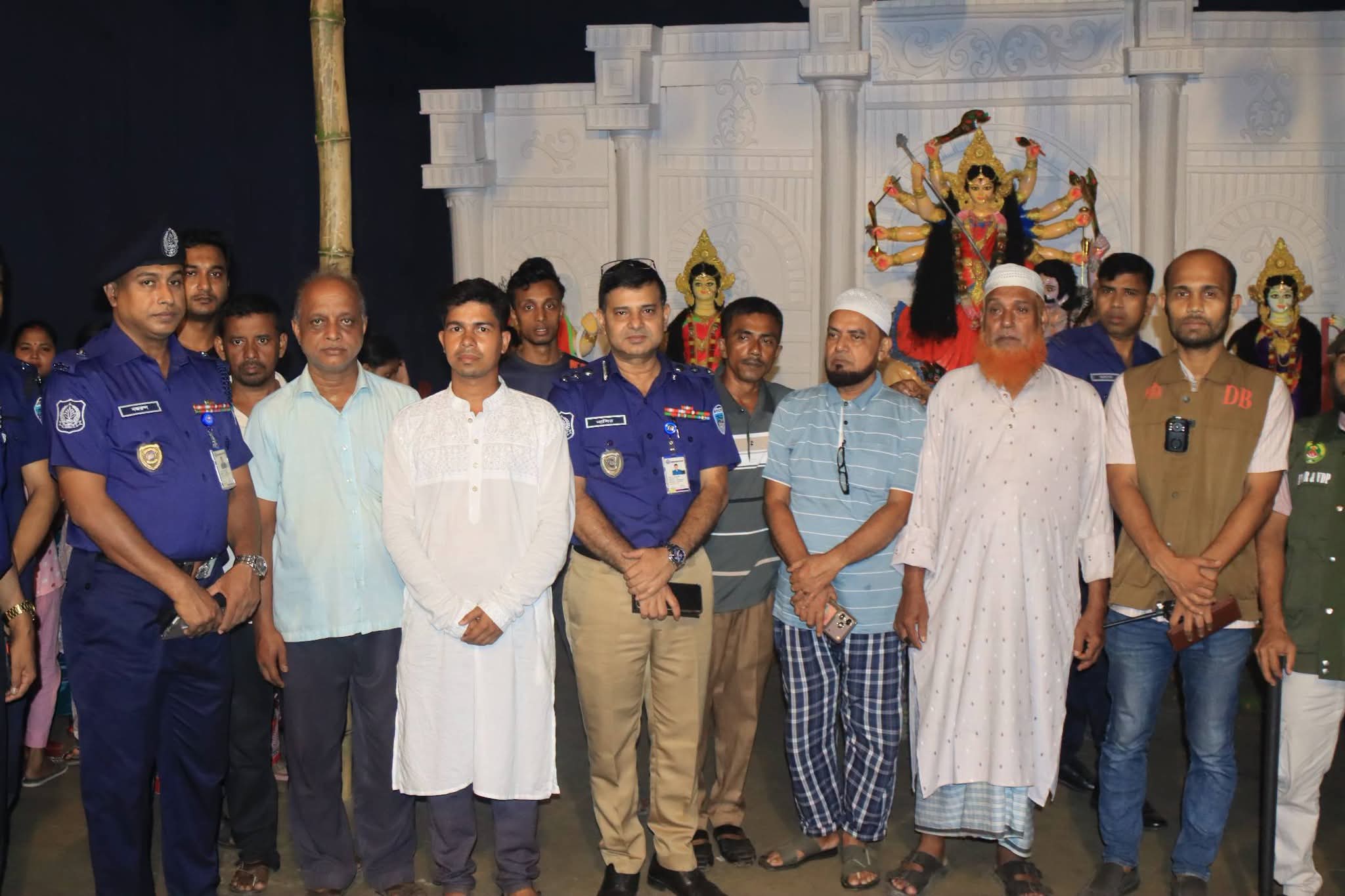 শারদীয় দুর্গাপূজার মহানবমীতে নোয়াখালী জেলা পুলিশের নিরাপত্তা তদারকি ও শুভেচ্ছা বিনিময়