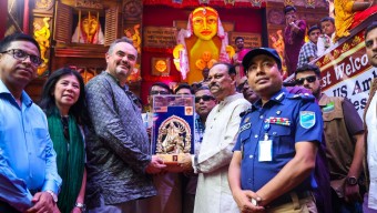 নারায়ণগঞ্জে ঐতিহ্যবাহী আমলাপাড়া পূজামণ্ডপ ও ঐতিহাসিক স্থান পরিদর্শনে মার্কিন রাষ্ট্রদূত ব্রেন্ট ক্রিস্টেনসেন