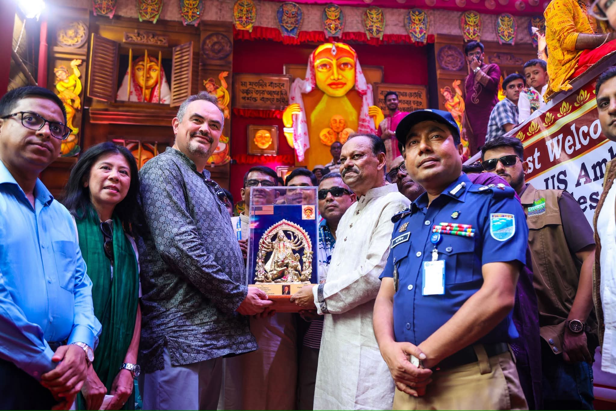 নারায়ণগঞ্জে ঐতিহ্যবাহী আমলাপাড়া পূজামণ্ডপ ও ঐতিহাসিক স্থান পরিদর্শনে মার্কিন রাষ্ট্রদূত ব্রেন্ট ক্রিস্টেনসেন