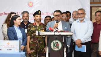 “ডেঙ্গু মোকাবিলায় বাংলাদেশকে ৫ লাখ কিট দিল যুক্তরাষ্ট্র : দেশজুড়ে বিতরণের নির্দেশ স্বাস্থ্যমন্ত্রীর “