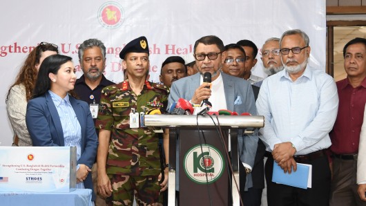 “ডেঙ্গু মোকাবিলায় বাংলাদেশকে ৫ লাখ কিট দিল যুক্তরাষ্ট্র : দেশজুড়ে বিতরণের নির্দেশ স্বাস্থ্যমন্ত্রীর “