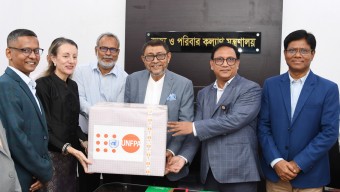স্বাস্থ্য ও পরিবার কল্যাণ মন্ত্রী সরদার মোঃ সাখাওয়াত হোসেনের নিকট আজ ঢাকায় মন্ত্রণালয়ের সভাকক্ষে স্বাভাবিক প্রসব সহায়ক ১০০০ সেট KIWI ভ্যাকুয়াম এক্সট্রাকশন ডিভাইস হস্তান্তর করেন UNFPA-এর প্রতিনিধি দল।