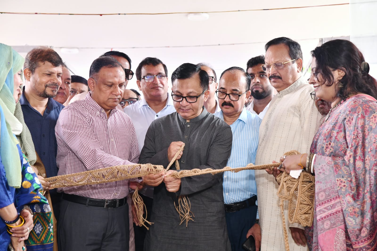 সোনালি আঁশে সর্বোচ্চ মূল্য সংযোজন, দেশ-বিদেশে বাজার সম্প্রসারণই লক্ষ্য