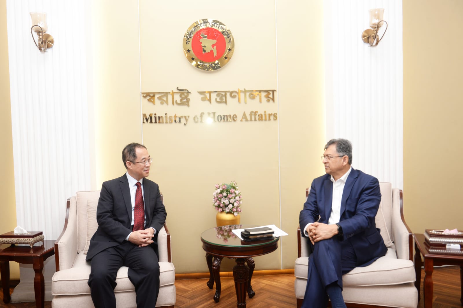 স্বরাষ্ট্রমন্ত্রীর সঙ্গে চীন দূতাবাসের চার্জ দ্য অ্যাফেয়ার্সের সৌজন্য সাক্ষাৎ