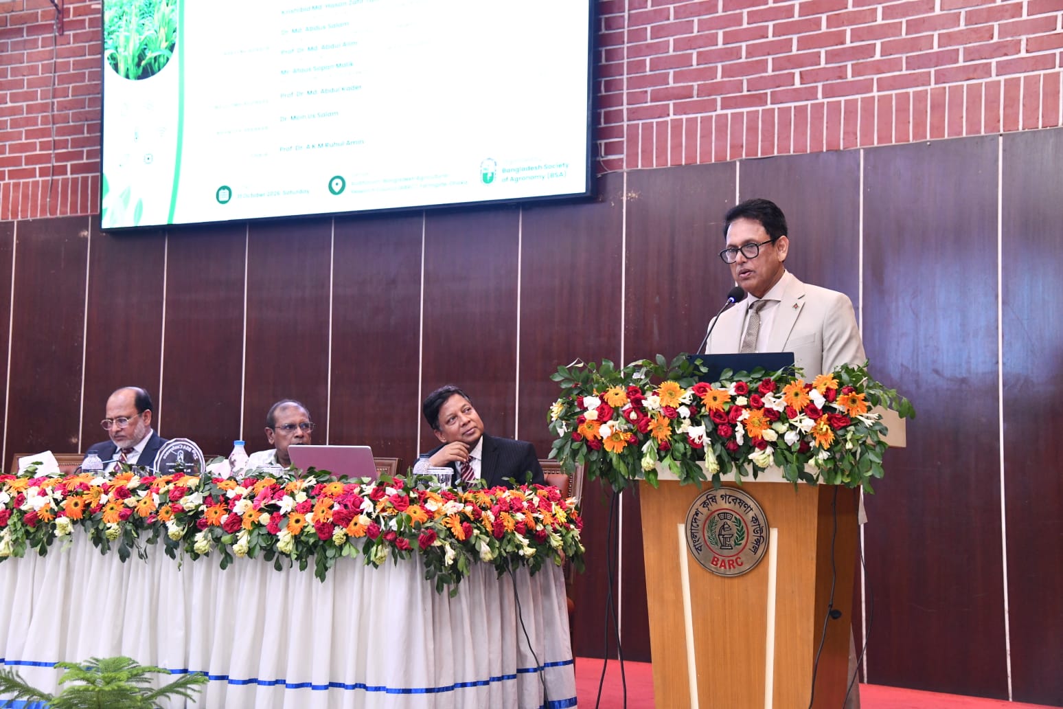 শিক্ষা এবং প্রাথমিক ও গণশিক্ষা মন্ত্রী ড. আ ন ম এহছানুল হক মিলন বলেছেন, আগামী দিনের চ্যালেঞ্জ মোকাবিলায় টেকসই ও জলবায়ু-সহনশীল কৃষি ব্যবস্থা গড়ে তুলতে হবে